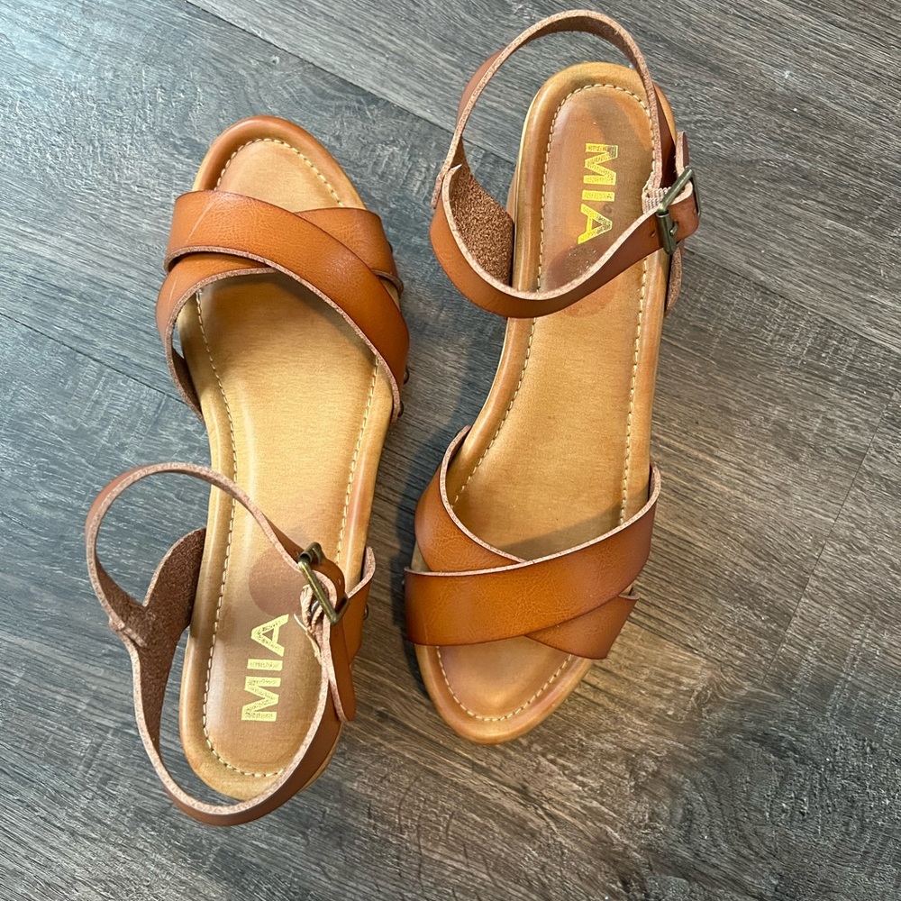Thick heel sandals.